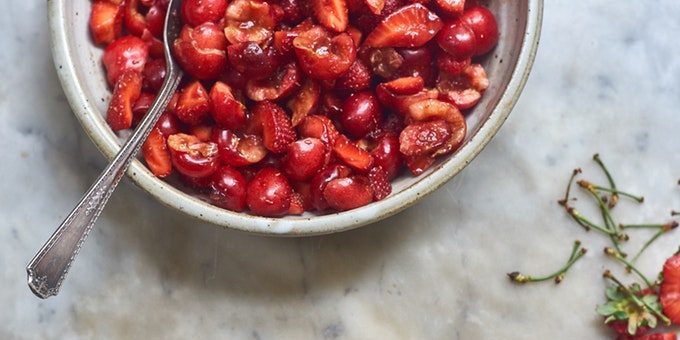 Червена плодова салата с ягоди и череши