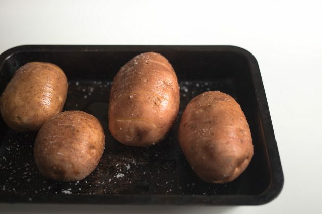 Изпратете картофите hasselbeck във фурната