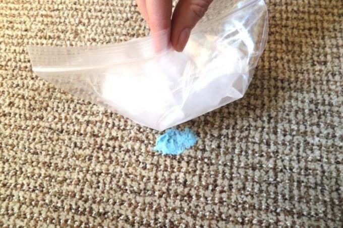Как да се почисти килим от дъвка