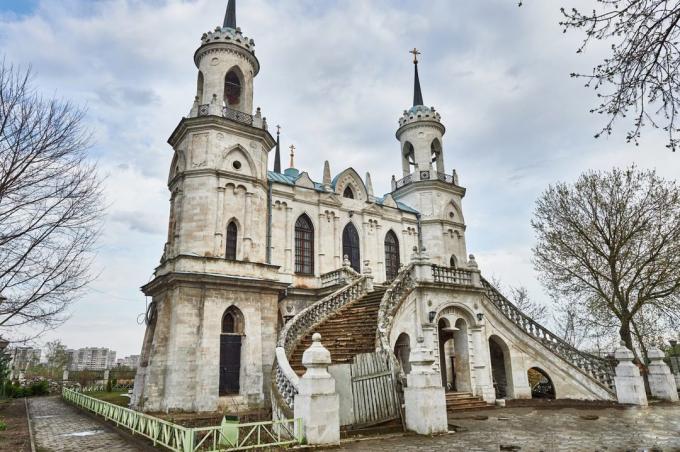 Уикенд в страната. Екскурзия. Църква на Дева Мария от Владимир