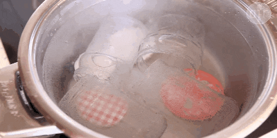 Как да се стерилизира буркани в кипяща вода: Място бурканите в тенджера с вода