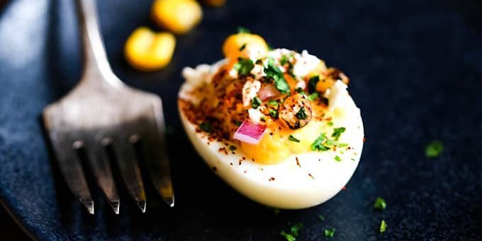 Пълнени яйца с царевица и пикантен сос