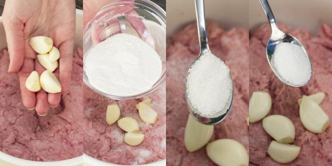 Стъпка по стъпка рецепта за домашна наденица: Добавете чесън, сметана, сол, захар