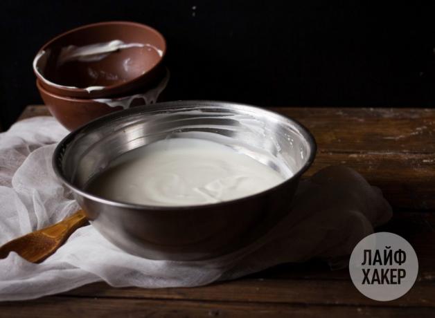 Домашно крема сирене: смесват се заквасена сметана и кисело мляко