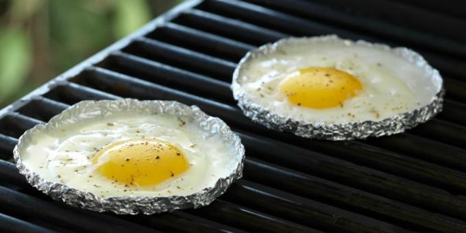 Бъркани яйца на скара или на лагерния огън 