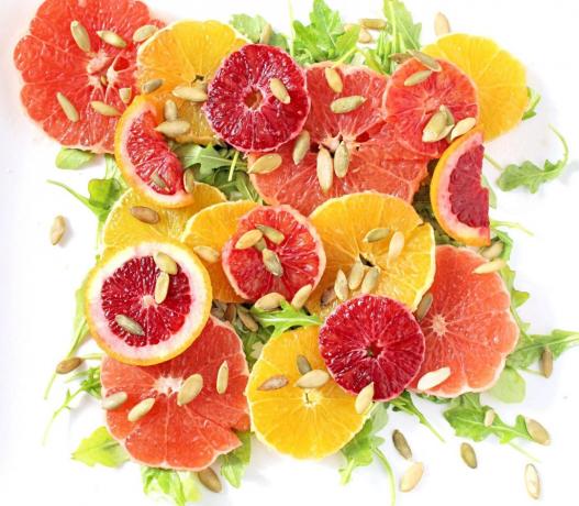 Витамин салата с портокали, рукола и тиквени семки