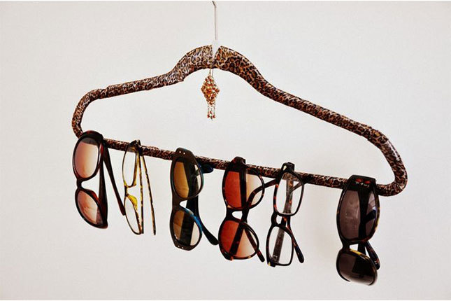 Поддържане на нещата в килера: закачалка за очила