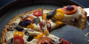 Нискокалорична карфиолова пица с гъби и босилек