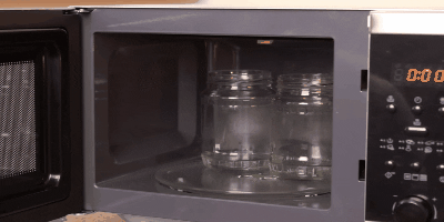 Как да се стерилизира буркани в микровълновата: Напълнете бурканите вода и поставете в микровълновата фурна на