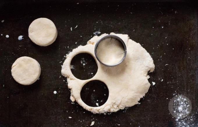 Как да готвя кифли за закуска: Нарежете кръгове