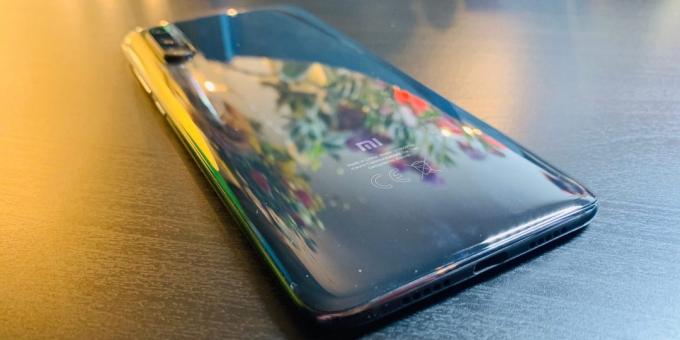 Преглед Xiaomi Mi 9: Заден панел