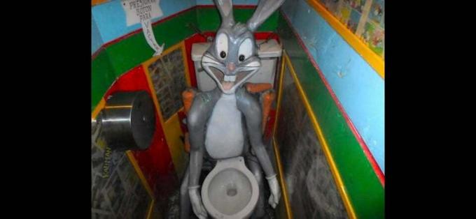 тоалетна със зайчета бъгове