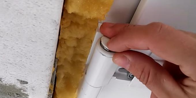 Как да се коригират пластмасови врати: Инсталирайте фиксаторите и капаците на място