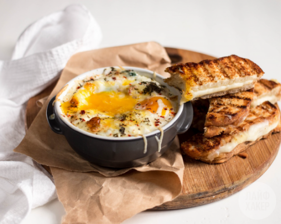 Можете да ядете яйца с хапка с препечен хляб или да ги потопите в кремообразна сърцевина