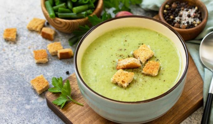 Супа със зелен фасул, бекон и сирене
