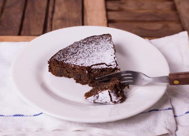 Орех торта: поръсва повърхността с пудра захар