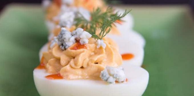 Пълнени яйца с синьо сирене
