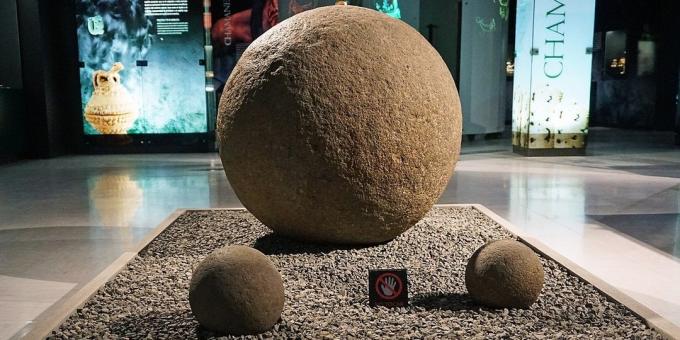 Древна цивилизационна технология: каменни сфери, изложени в Museo del Jade, Коста Рика