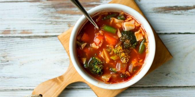 зеленчукови супи: доматена супа с броколи, зеле и зелен фасул
