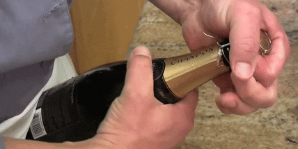 Как да отворите шампанско със собствените си ръце: Внимателно въртете флакона
