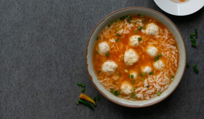 Диетична супа с кюфтета, ориз и домати