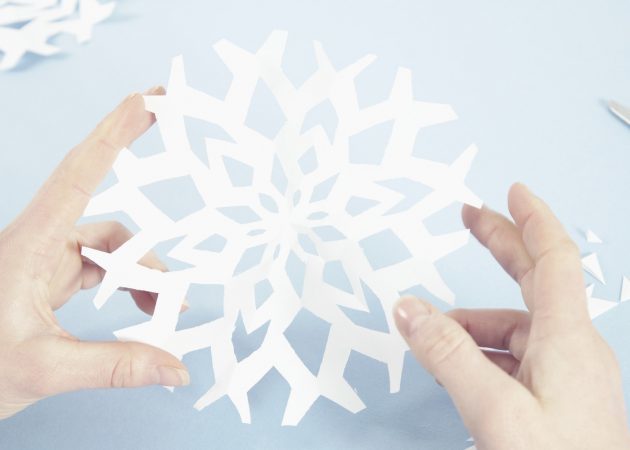 Декорирайте коледно дърво: Снежинка от хартия