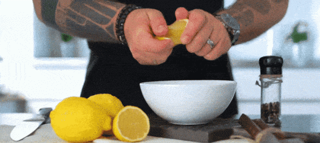 Как да стиснете лимонов сок