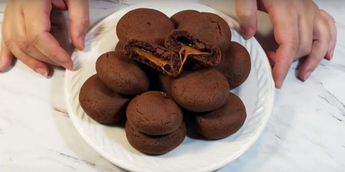 Шоколадови бисквити с карамел