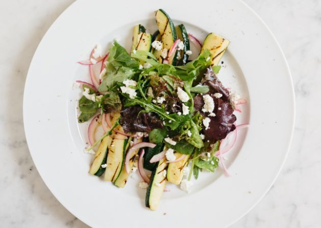 летни салати: скара тиквички салата, билки и фета