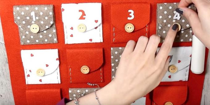Адвент календар със собствените си ръце: Залепете задкрилките на джобовете и бутони и цифри