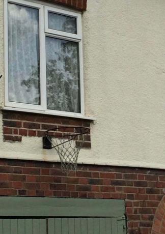 обръч за баскетбол под прозореца