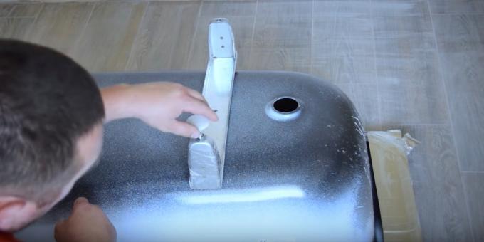 Инсталиране на банята: как да монтирате крачетата на стомана за баня